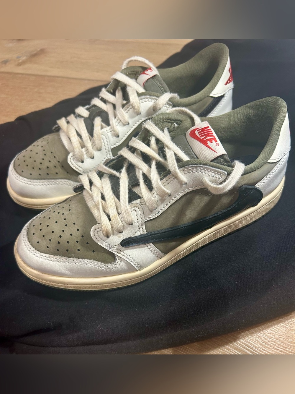 Nike Youth TRAVIS SCOTT limited edition Low-Top Sneakers Olive Green and White